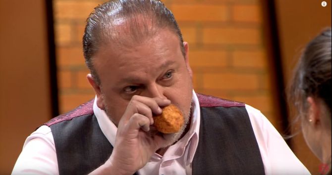 Erick Jacquin comparou a coxinha feita por Tereza com o nariz do escritor francês Cyrano de  Begerac. Foto: Reprodução/Band