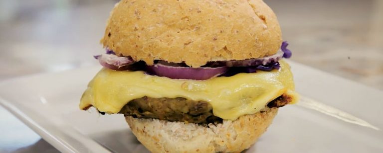 Hambúrguer vegetariano em casa: aprenda a fazer