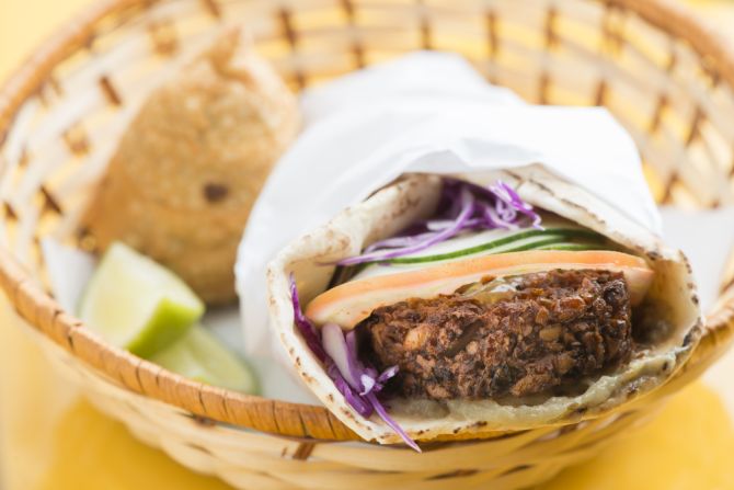 Sanduíche de falafel no pão sírio do Jardinete Bar. Foto: Letícia Akemi/Gazeta do Povo Sanduíche de falafel no pão sírio do Jardinete Bar. Foto: Letícia Akemi/Gazeta do Povo