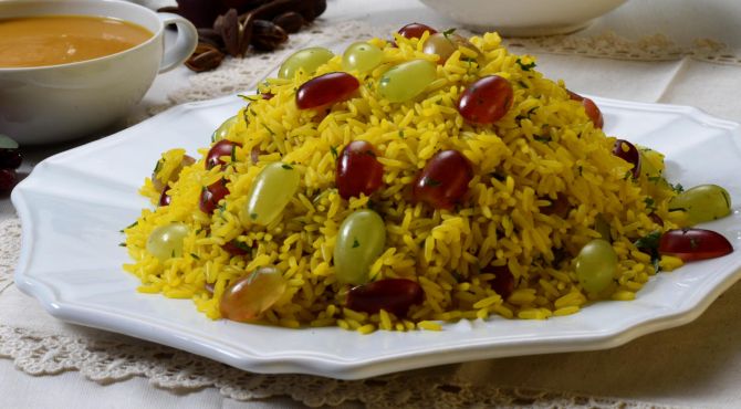 arroz de açafrão e uvas Thompson. Foto: Alexandre Mazzo  