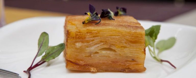 Pastel de Papa, batata em camadas com bacon e queijo do Sumaq Hotel, em Machu Picchu, Peru. Foto: Guillermo Gutierrez Carrascal/The New York Times.