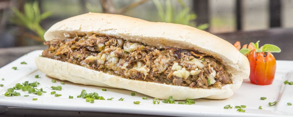 Passo a passo do preparo de sanduiche de carne loca do Aurora bar