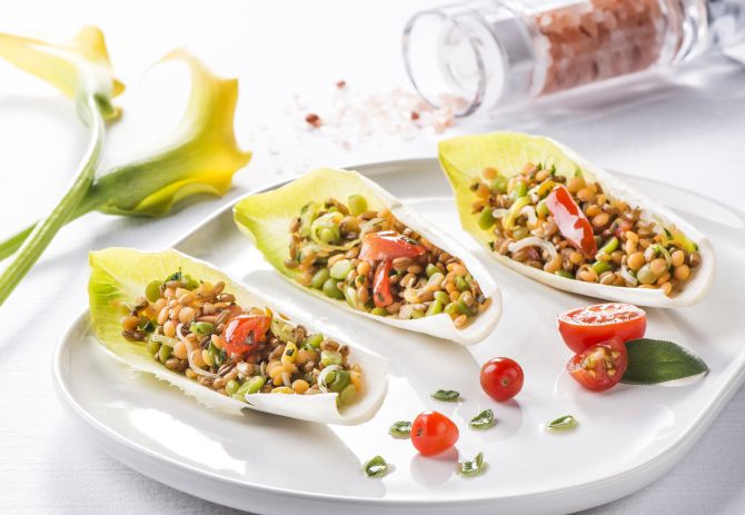 Salada de grãos e leguminosas da chef Flávia Montrucchio. Foto: Letícia Akemi/ Gazeta do Povo. Salada de grãos e leguminosas da chef Flávia Montrucchio. Foto: Letícia Akemi/ Gazeta do Povo.