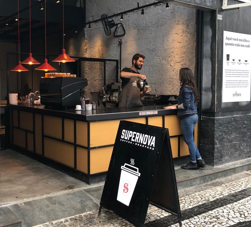 No Supernova Coffee Hub, o cliente pede o café no balcão e decide quanto irá pagar. Foto: Divulgação. No Supernova Coffee Hub, o cliente pede o café no balcão e decide quanto irá pagar. Foto: Divulgação.
