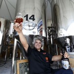 Samuel Cavalcanti, da Bodebrown, é um dos pioneiros da produção artesanal que transformou Curitiba em polo cervejeiro. Foto: Albari Rosa/Gazeta do Povo Samuel Cavalcanti, da Bodebrown, é um dos pioneiros da produção artesanal que transformou Curitiba em polo cervejeiro. Foto: Albari Rosa/Gazeta do Povo