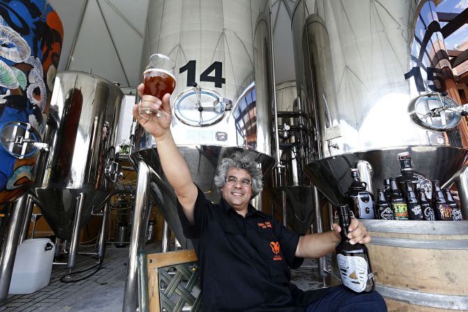 Samuel Cavalcanti, mestre cervejeiro e dono da cervejaria Bodebrown. Foto: Albari Rosa/Gazeta do Povo Samuel Cavalcanti, mestre cervejeiro e dono da cervejaria Bodebrown. Foto: Albari Rosa/Gazeta do Povo