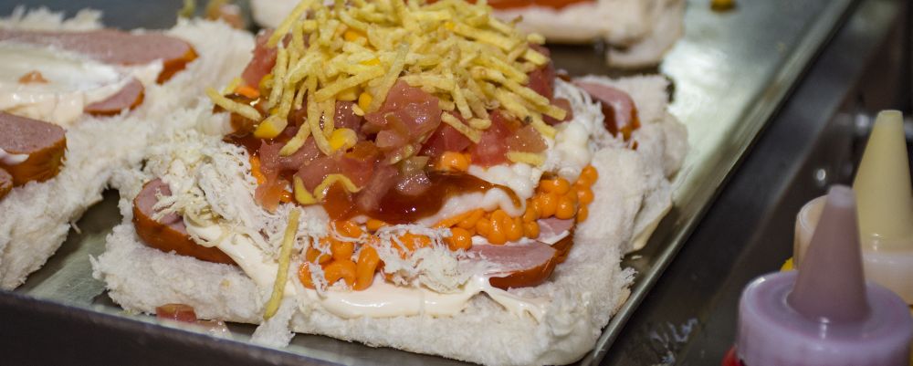 Elizeu, do carrinho Dog do Zeu, no Bacacheri, herdou o ponto de cachorro-quente do pai e é o mais antigo de Curitiba. Foto: Nay Klym/Gazeta do Povo