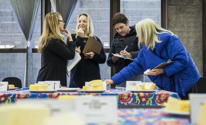 As quatro juradas - Márcia Rapacci, Rosane Radecki, Flavia Rogoski e Jussara Voss - durante as avaliações. Foto: Leticia Akemi/Gazeta do Povo As quatro juradas - Márcia Rapacci, Rosane Radecki, Flavia Rogoski e Jussara Voss - durante as avaliações. Foto: Leticia Akemi/Gazeta do Povo