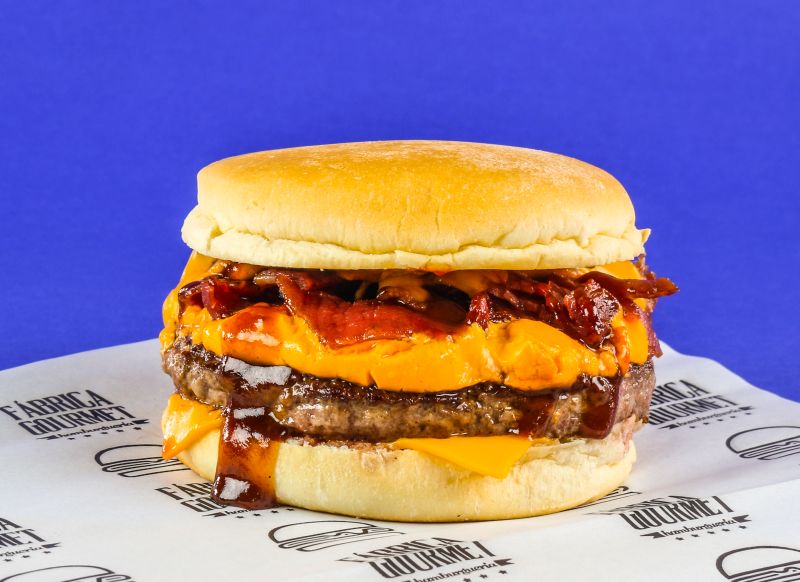 Burguer, vinho e chope: mais uma esquina no Batel vira point de comida de rua Burguer, vinho e chope: mais uma esquina no Batel vira point de comida de rua