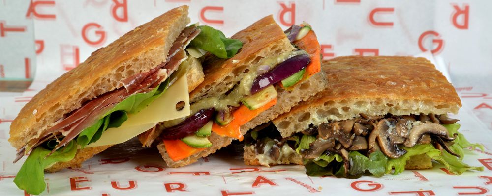 Os sanduíches montados na focaccia custam a partir de R$ 18 e levam ingredientes da região metropolitana, inclusive queijos e embutidos. Foto: Marcos Campos/Divulgação