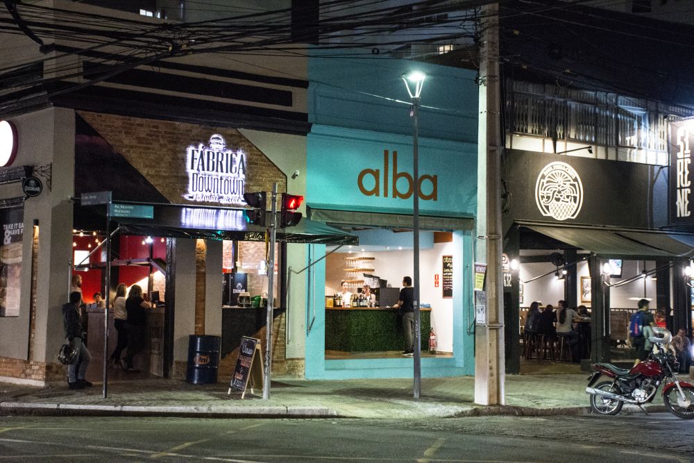 Esquina da Avenida Vicente Machado com Rua Des. Motta, no Batel, reúne alguns empreendimentos gastronômicos. Foto: Nay Klym/Gazeta do Povo. Esquina da Avenida Vicente Machado com Rua Des. Motta, no Batel, reúne alguns empreendimentos gastronômicos. Foto: Nay Klym/Gazeta do Povo.