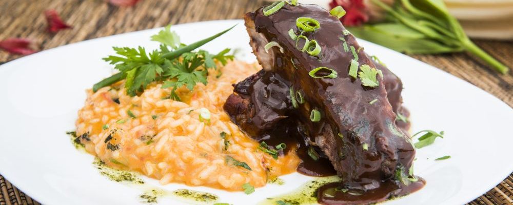 Risoto ao molho pomodoro com tabasco e costelinha barbecue do Pacifique, em Curitiba. Foto: Letícia Akemi/Gazeta do Povo.