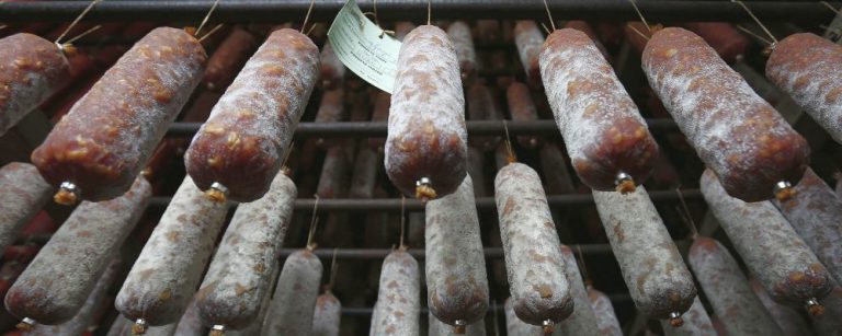 EXPEDIÇÃO SUINOCULTURA - RIO GRANDE SO SUL - SUINOS - SALAME - COPA - Fundada em 15 de abril de 1935, com o nome de Cooperativa União Colonial de Produtos Suínos. No ano de 1968 a razão social foi alterada para: Cooperativa Regional Sananduva de Carnes e Derivados Ltda., razão que persiste até hoje.Localizada na região norte do Rio Grande do Sul, na cidade de Sananduva, a Cooperativa tem com base do seu trabalho, a criação, abate e industrialização de suínos, fabricando produtos da marca “MAJESTADE”, reconhecidos em todo o país pelo seu diferencial de sabor e qualidade, principalmente os embutidos, dentre eles o salame tipo italiano e a copa.
