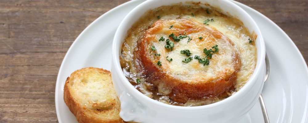 Esfriou mesmo! Confira onde tomar sopa em Curitiba french onion gratin soup