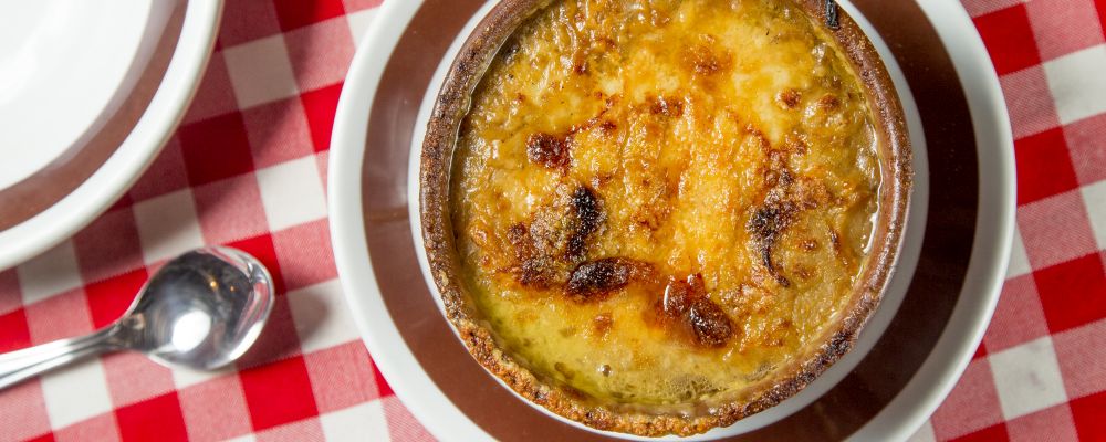 Sopa de cebola do Baviera, em Curitiba. Foto: Hugo Harada/Gazeta do Povo.