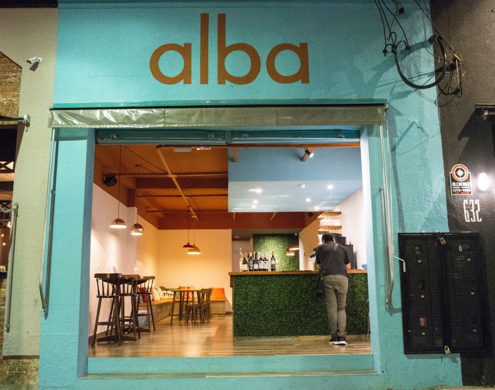 Alba, na Vicente Machado, em Curitiba, promove open de vinho nesse sábado (21). Foto: Nay Klym/Gazeta do Povo. Alba, na Vicente Machado, em Curitiba, promove open de vinho nesse sábado (21). Foto: Nay Klym/Gazeta do Povo.