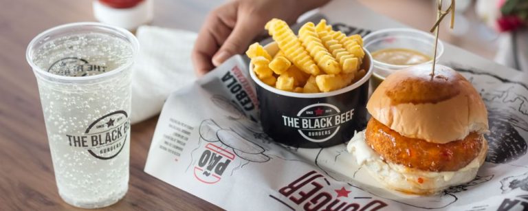 Super Brie e batatas onduladas do The Black Beef. Foto: Divulgação