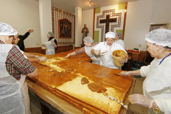 Produção do bolo na Paróquia Bom Jesus em 2014. Foto: Antonio More. Produção do bolo na Paróquia Bom Jesus em 2014. Foto: Antonio More.
