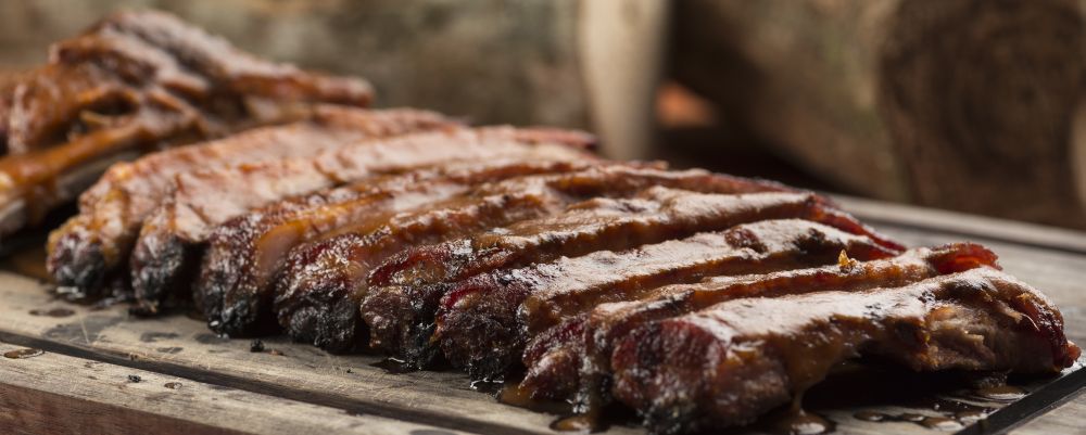 Fotos dos pratos do BBQ em Casa e retrato do proprietário André Dias para o Bom Gourmet. Local: BBQ em Casa. R. Plácido de Castro, 658 - Guabirotuba.