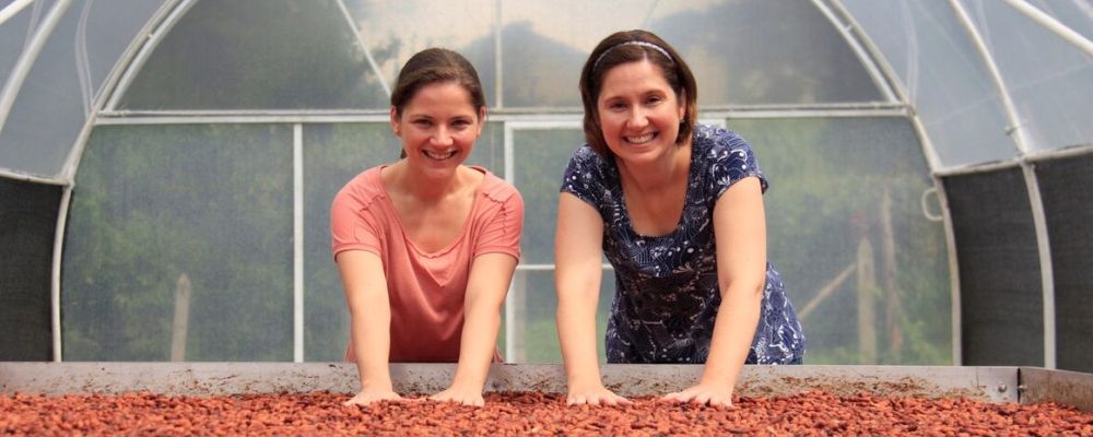 Irmãs que começaram com receita de família vão produzir 100% de seu chocolate Carolina (à esquerda) e Bibiana Schneider, irmãs por trás da Cuore di Cacao. Foto: Divulgação