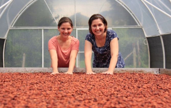 Carolina (à esquerda) e Bibiana Schneider, irmãs por trás da Cuore di Cacao. Foto: Divulgação Carolina (à esquerda) e Bibiana Schneider, irmãs por trás da Cuore di Cacao. Foto: Divulgação