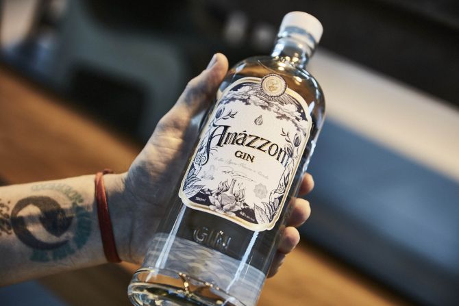 Gin Amázzoni, cuja destilaria fica no Rio de Janeiro, leva coentro, zimbro, cacau, castanha-do-Pará, maxixe e cipó-cravo. Foto: Divulgação Gin Amázzoni, cuja destilaria fica no Rio de Janeiro, leva coentro, zimbro, cacau, castanha-do-Pará, maxixe e cipó-cravo. Foto: Divulgação