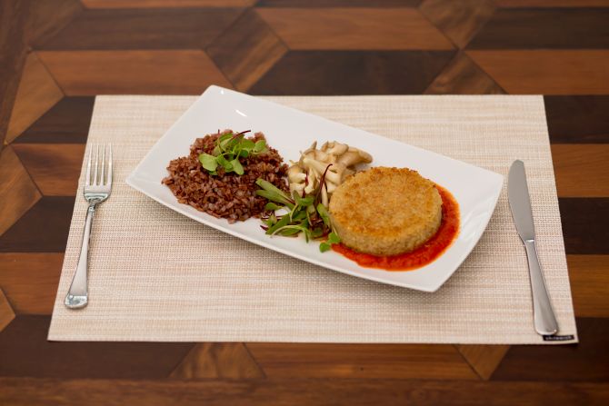 Hambúrguer vegano de grão-de-bico com molho de tomate, arroz vermelho e shimeji, prato do cardápio da Bee.O. Foto: Valterci Santos/Divulgação Hambúrguer vegano de grão-de-bico com molho de tomate, arroz vermelho e shimeji, prato do cardápio da Bee.O. Foto: Valterci Santos/Divulgação