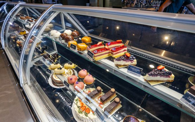 A vitrine da confeitaria da Bee.O, com os entremets que são a assinatura da chef confeiteira Karyne Iancóski. Foto: Valterci Santos/Divulgação A vitrine da confeitaria da Bee.O, com os entremets que são a assinatura da chef confeiteira Karyne Iancóski. Foto: Valterci Santos/Divulgação
