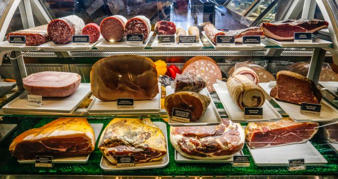 A salumeria do Bee.O trabalha com marcas locais como Romani e Monte Bello. Foto: Valterci Santos/Divulgação A salumeria do Bee.O trabalha com marcas locais como Romani e Monte Bello. Foto: Valterci Santos/Divulgação