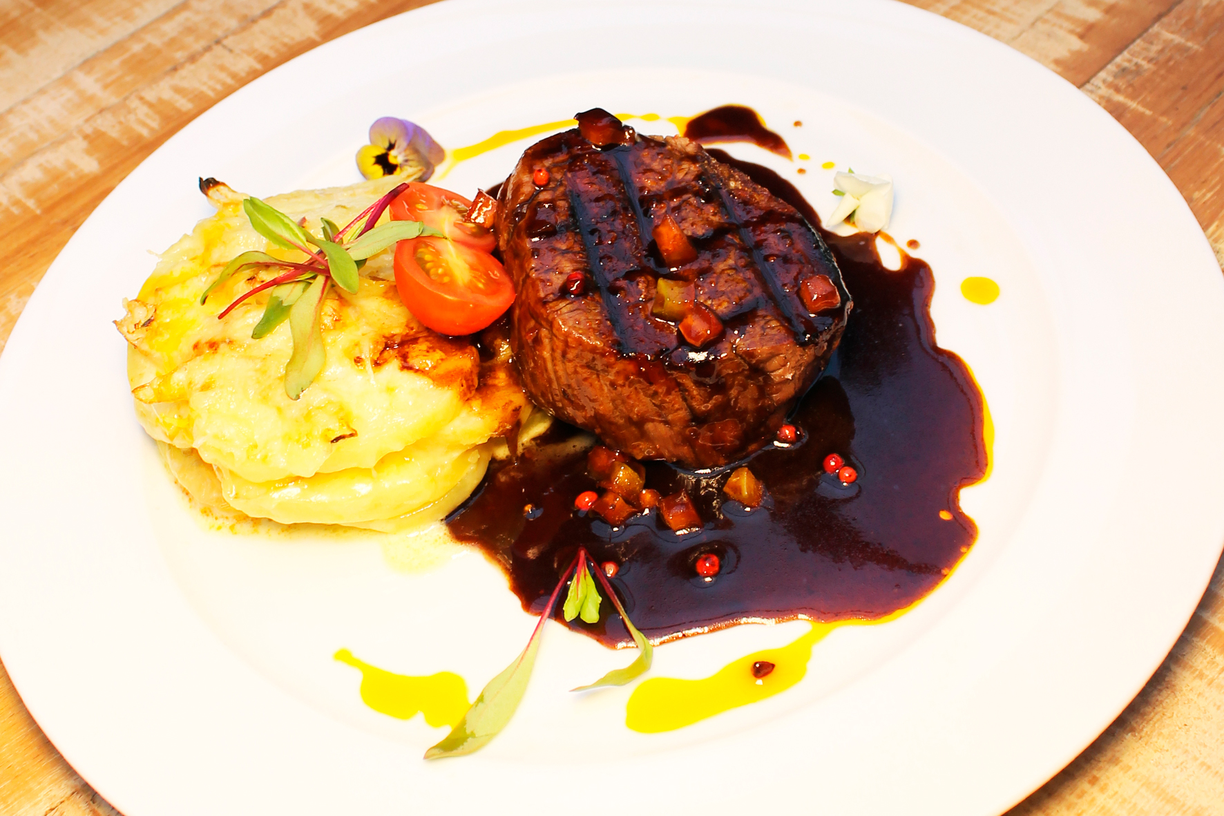 Mignon ao marchand du vin com batatas boulangère – uma das atrações do jantar harmonizado do Devons. Foto: Divulgação Mignon ao marchand du vin com batatas boulangère – uma das atrações do jantar harmonizado do Devons. Foto: Divulgação