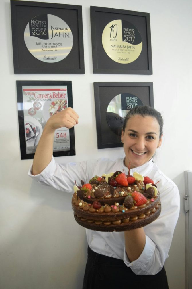 Chef Nathalia Jahn largou o sonho de seguir carreira médica e
foi estudar gastronomia na França. Foto: Divulgação Chef Nathalia Jahn largou o sonho de seguir carreira médica e
foi estudar gastronomia na França. Foto: Divulgação