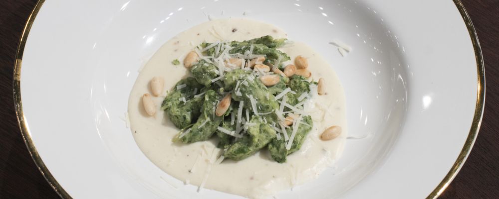 Nhoque de ricota com agrião e espinafre e molho pecorino feito por Victor Hugo. Foto: Carlos Reinis/Divulgação