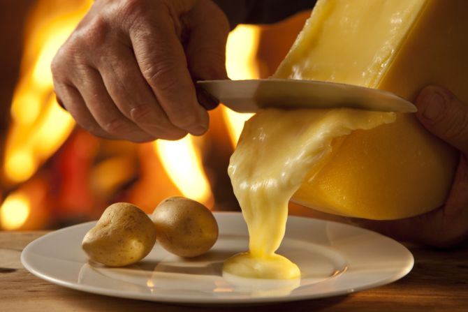 O Chalet Suisse serve a receita original da raclette. Foto: Divulgação O Chalet Suisse serve a receita original da raclette. Foto: Divulgação