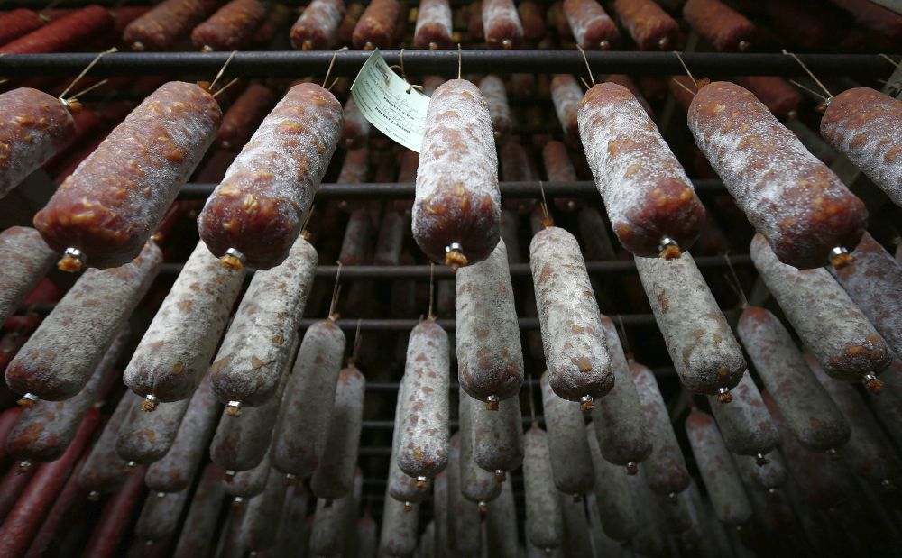 Produtores terão mais facilidade em produzir e comercializar produtos de origem animal como os embutidos. Foto: Jonathan Campos/Gazeta do Povo. Produtores terão mais facilidade em produzir e comercializar produtos de origem animal como os embutidos. Foto: Jonathan Campos/Gazeta do Povo.