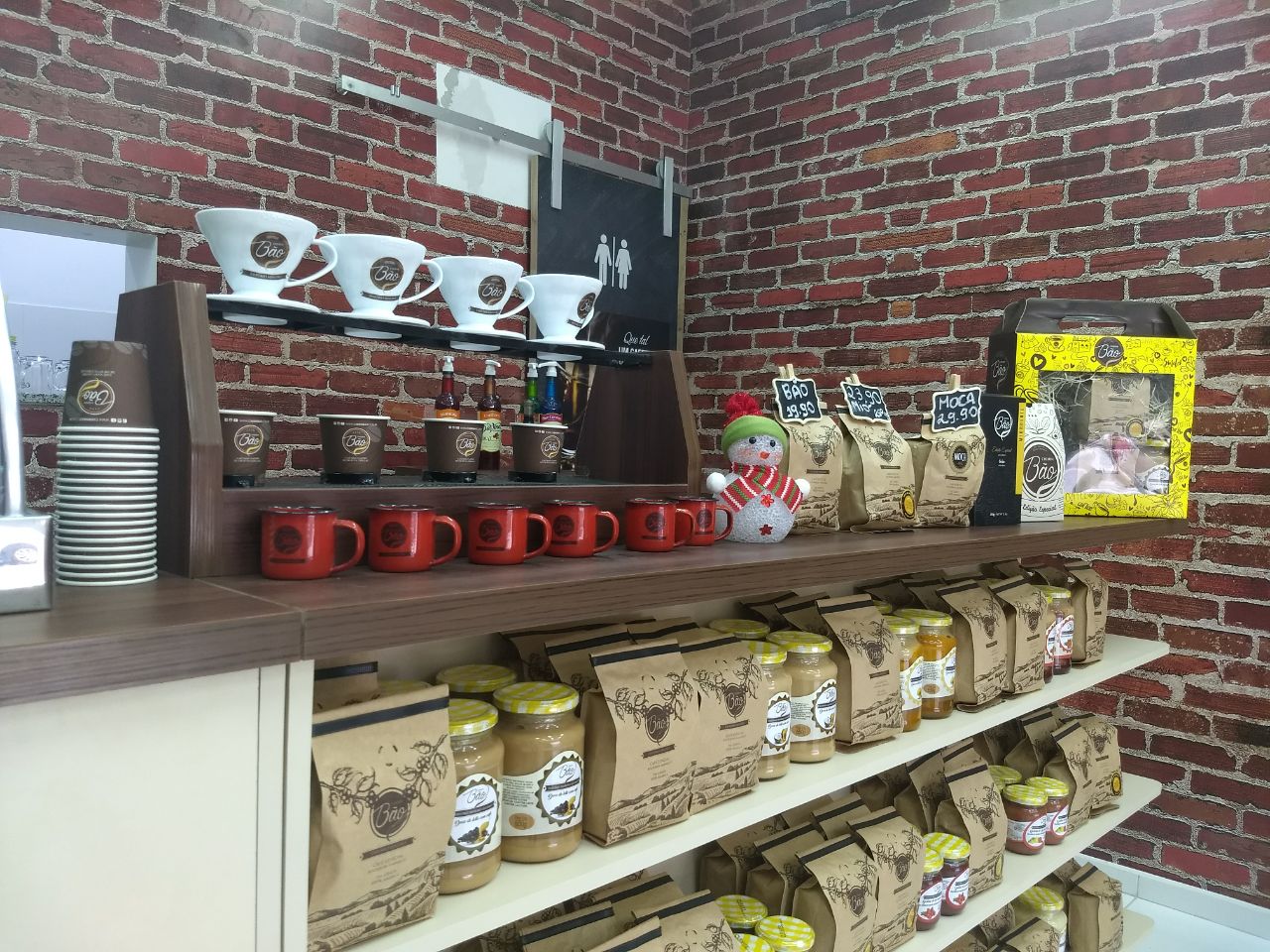 Mais de 80 produtos entre compostas, doces, cachaças e pimentas estão disponíveis no Empório mineiro Cheirin Bão. Foto: Divulgação Mais de 80 produtos entre compostas, doces, cachaças e pimentas estão disponíveis no Empório mineiro Cheirin Bão. Foto: Divulgação