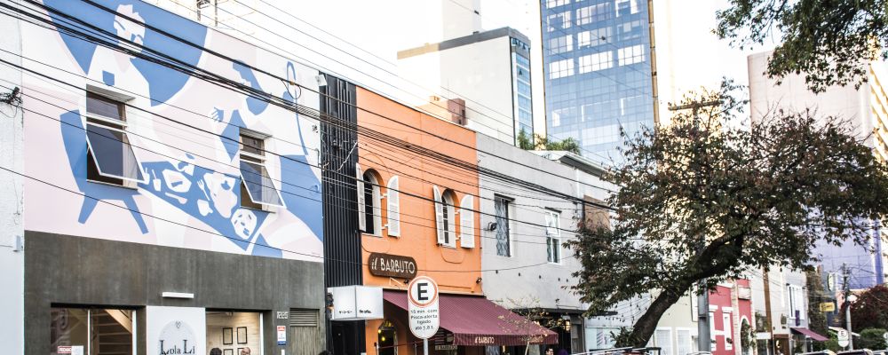 Alameda Prudente de Morais teve aumento de restaurantes em poucos anos. Agora, são dez restaurantes em apenas uma quadra da rua. Foto: Nay Klym/Gazeta do Povo