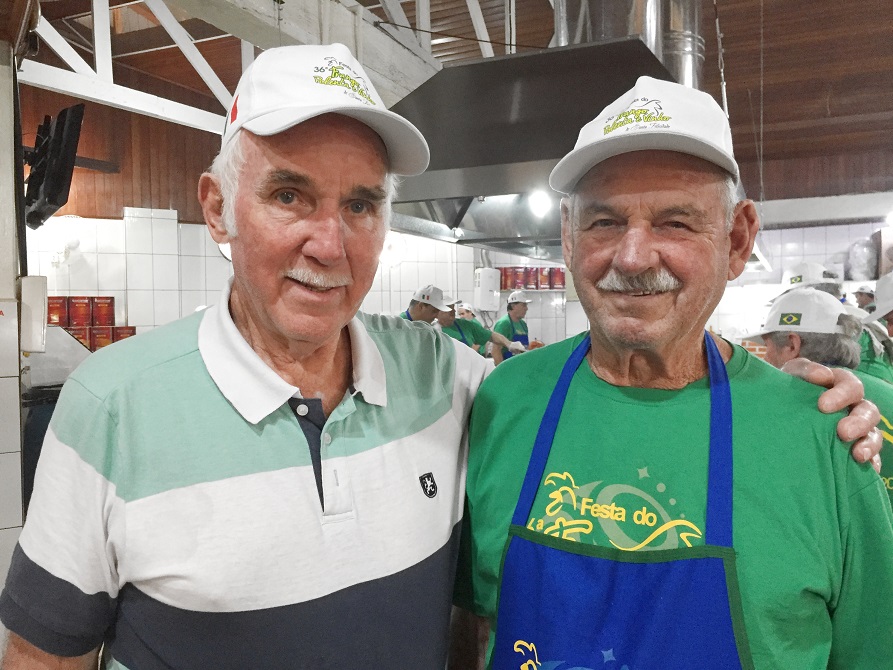 Benito Antonio Azonin, 81 anos e Antonio Basso, 83 anos: 40 anos de voluntariado na Festa do Frango, Polenta e Vinho. Foto: Marina Mori / Gazeta do Povo Benito Antonio Azonin, 81 anos e Antonio Basso, 83 anos: 40 anos de voluntariado na Festa do Frango, Polenta e Vinho. Foto: Marina Mori / Gazeta do Povo