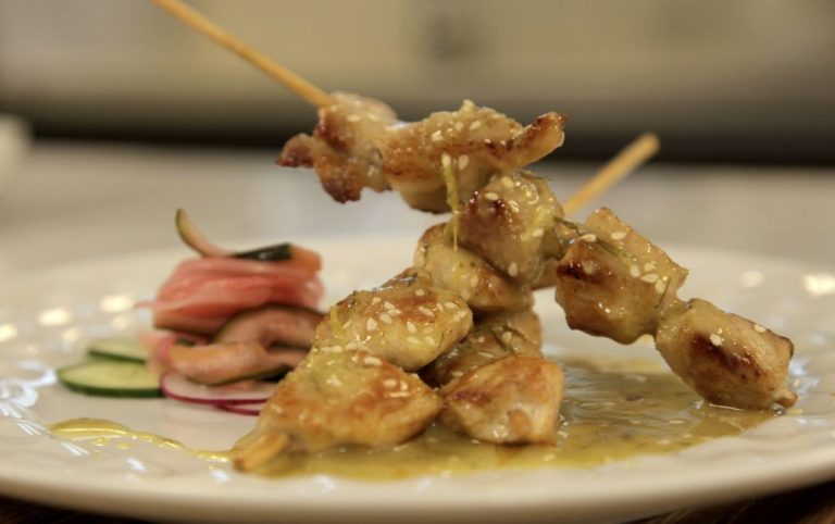 Aprenda a fazer satay, espetinho de frango com molho curry