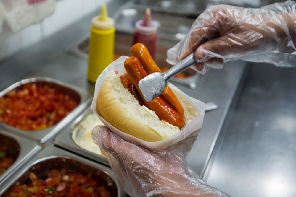 BEM FEITO NO PARANA AU AU - CURITIBA - 26/08/13 - PARANA - O Au Au e um dos cases selecionados pela Gazeta do Povo para fazer parte da serie de reportagens Bem Feito no Parana. Com mais de 40 anos de historia, o Au Au Au comecou com uma barraquinha de cachorro-quente e hoje tem diversas unidades em Curitiba. O diretor da rede Au Au, César Brecailo, acredita que o sucesso da marca esta ligado ao carinho que tanto os donos e os funcionarios tem com o trabalho que realizam. Foto: Brunno Covello / Agencia de Noticias Gazeta do Povo