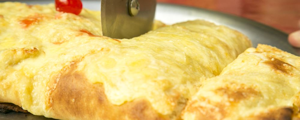 Acrótona Sopas e Pizzas - 26-06-2018 - Acrótona Sopas e Pizzas fica localizada na rua Cruz Machado. Na foto, Calzone Moda da Casa (Califórnia e Frango com catupiry).