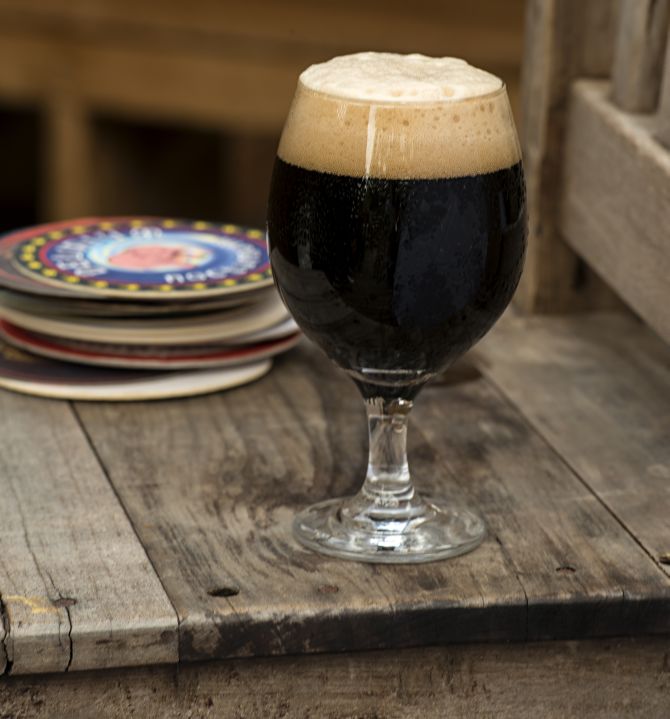 Cervejas escuras são encorpadas, alcoólicas e dependendo do estilo tem notas de chocolate amargo, toffee, caramelo, cacau e café. Foto: Alexandre Mazzo/Gazeta do Povo. Cervejas escuras são encorpadas, alcoólicas e dependendo do estilo tem notas de chocolate amargo, toffee, caramelo, cacau e café. Foto: Alexandre Mazzo/Gazeta do Povo.