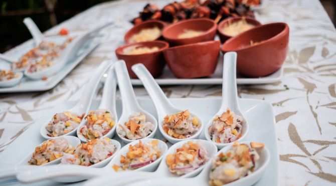 Ceviche de corvina com chips de batata-doce. Foto: Ceviche de corvina com chips de batata-doce. Foto: