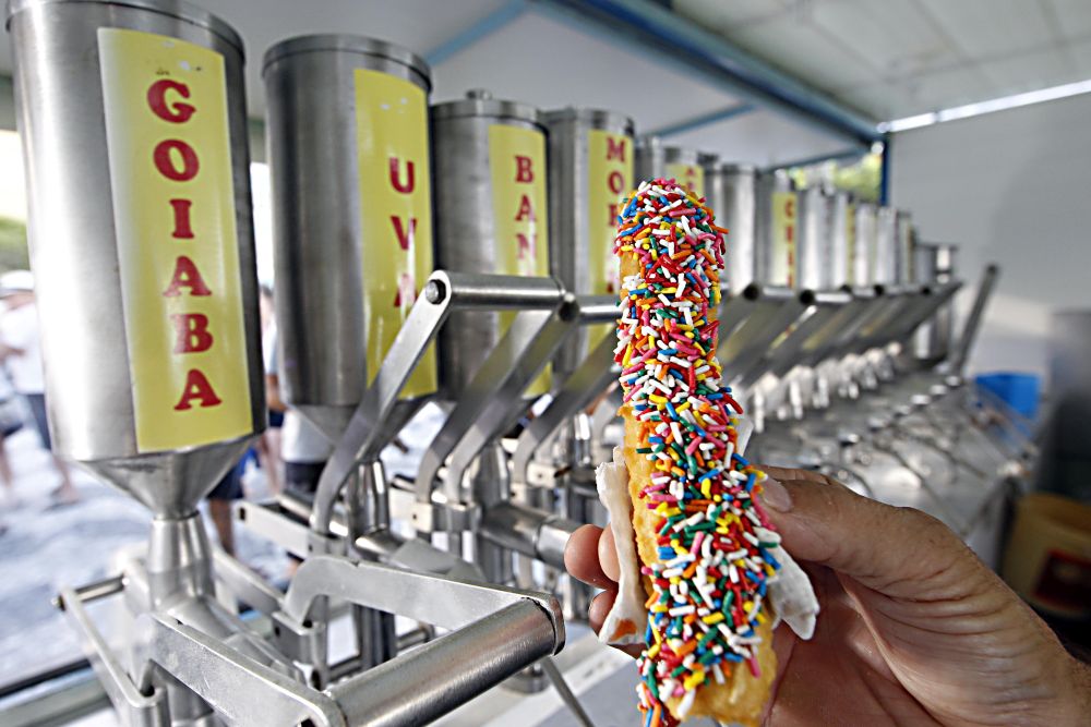 BAIXA GASTRONOMIA NO LITORAL - VIDA CIDADANIA - CURITIBA - PARANÁ - 20/01/2013 - Dicas de pratos de comidas, lanches e petiscos que os turistas podem comer nas praias do litoral paranaense - churros do Dirceu Andrade -  Foto Albari Rosa / Agência de Notícias Gazeta do Povo