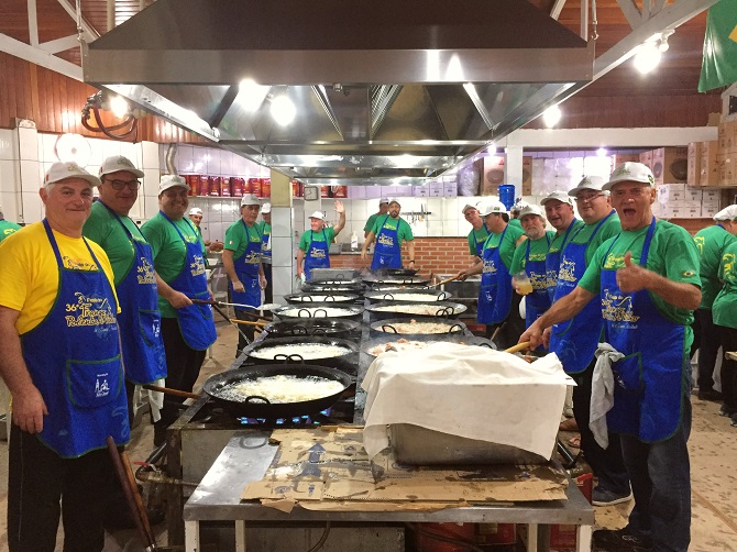 Voluntários se unem para preparar os alimentos para a Festa do Frango com Polenta em Santa Felicidade. Foto: Marina Mori / Gazeta do Povo Voluntários se unem para preparar os alimentos para a Festa do Frango com Polenta em Santa Felicidade. Foto: Marina Mori / Gazeta do Povo
