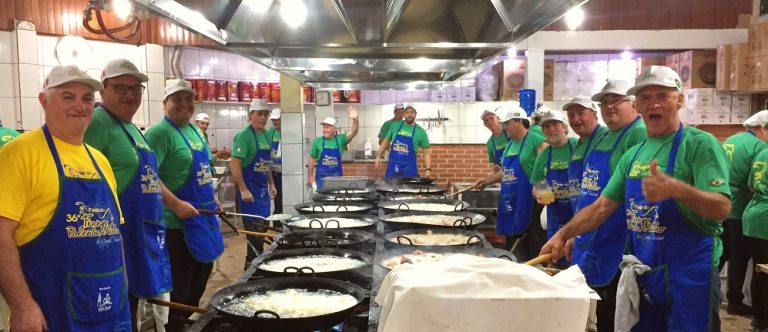 Voluntários se unem para preparar os alimentos para a Festa do Frango com Polenta em Santa Felicidade. Foto: Marina Mori / Gazeta do Povo