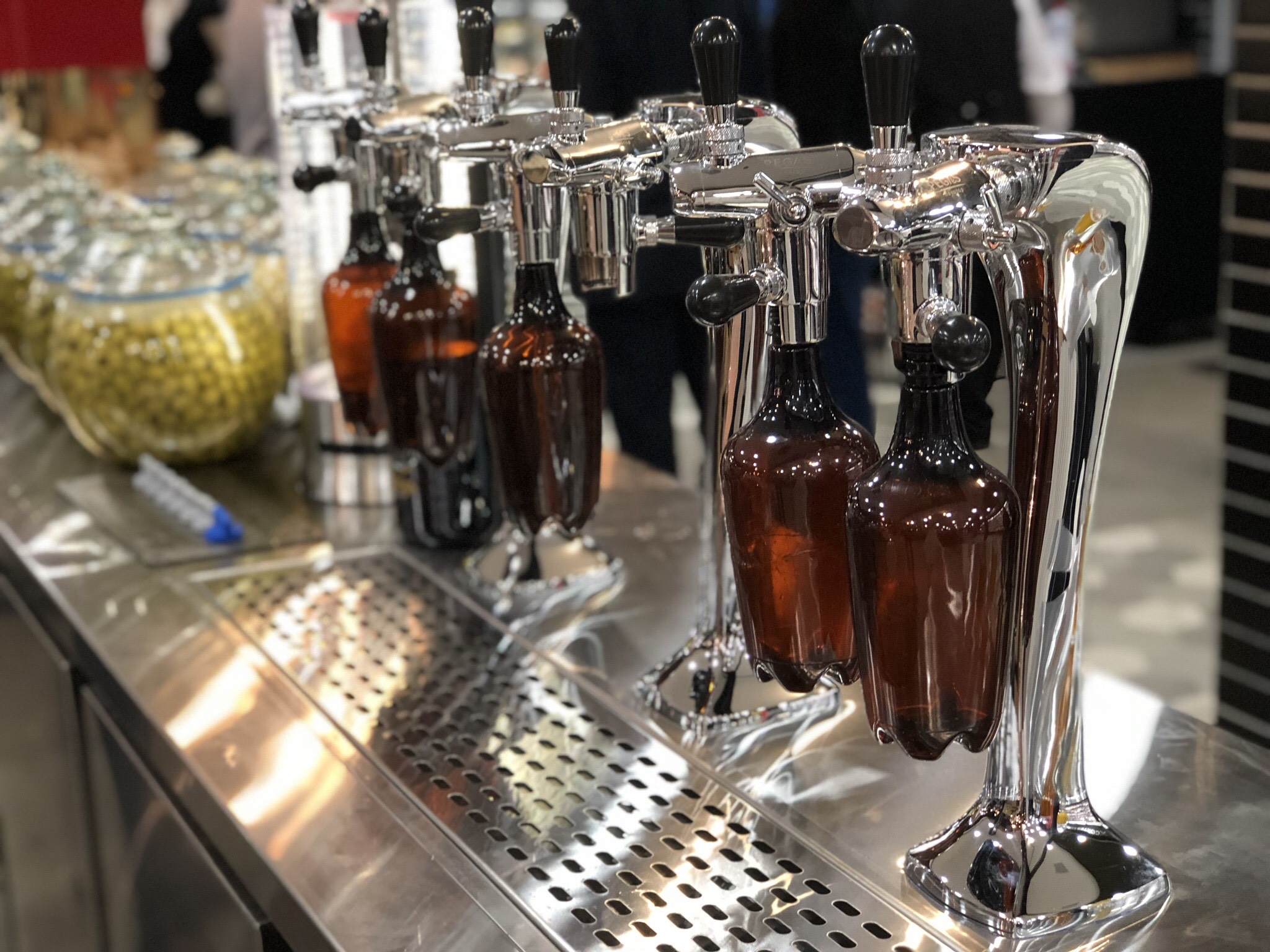 Pet growler spodem ser enchidos no supermercado Verde Mais, em Curitiba. Foto: Divulgação.