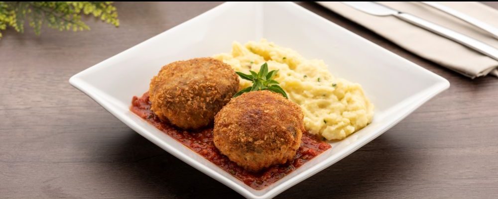 Polpetone com purê e parmesão: um dos destaques do cardápio do PF da Chef. Foto: Fernando Zequinão/ Divulgação