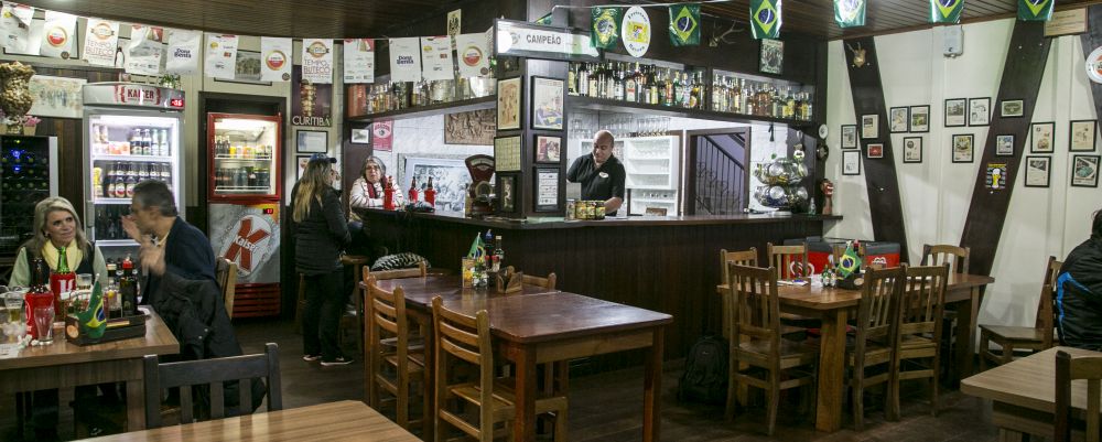 Schnaps Bar - 27-06-2018 - Cardápio e ambiente do Schnaps Bar. O bar foi vencedor do prêmio Comida di Butevo deste ano e é comandado pelo João Carlos Winheski e pelas irmãs Silmara da Penha Grandal Winheski e Denize Grandal Rifas.