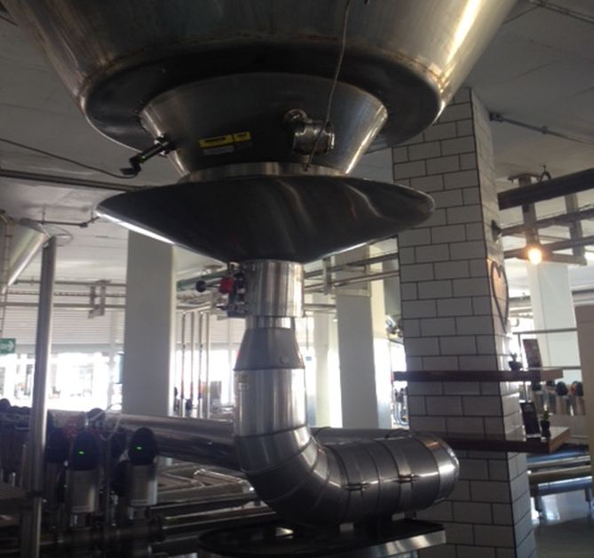 Na sala de degustação, os mestres cervejeiros experimentam pela primeira vez a bebida. Na sala de degustação, os mestres cervejeiros experimentam pela primeira vez a bebida.