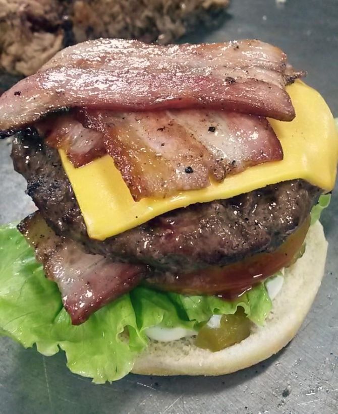 Bacon será a atração principal de festa nesse sábado no Claymore Bar. Foto: Reprodução Facebook. Bacon será a atração principal de festa nesse sábado no Claymore Bar. Foto: Reprodução Facebook.